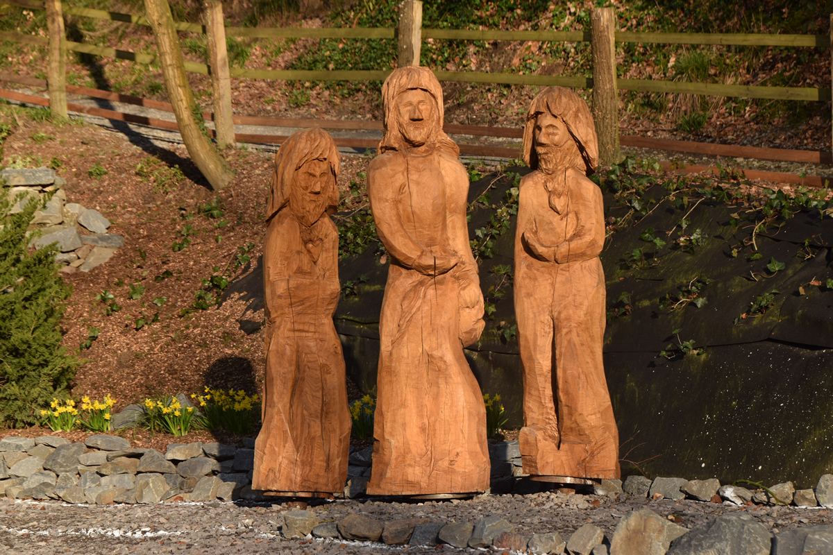 Station 16: Jesus und die Emmausjünger, fotografiert im Bibelgarten Weltersbach