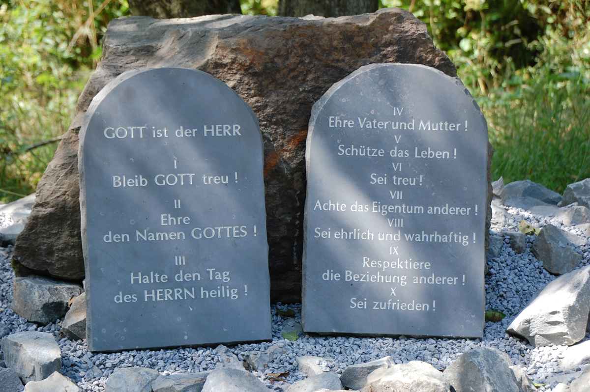 Station 5: Die 10 Gebote, fotografiert im Bibelgarten Weltersbach
